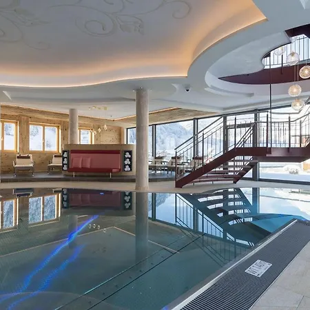 Schiff In Den Bergen
