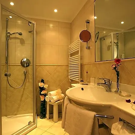Schiff In Den Bergen 4*