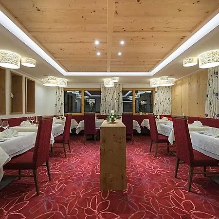 Schiff In Den Bergen